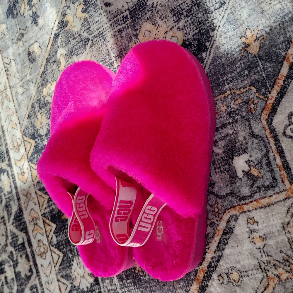 Uggs slippers girl size 4 like new